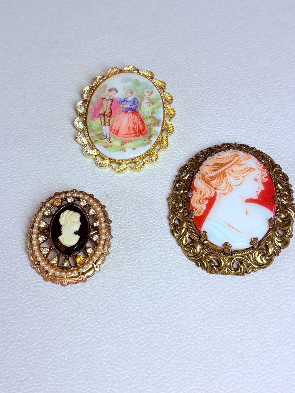 Vintage Cameo Brooch Set – 3 Pieces 🤍✨